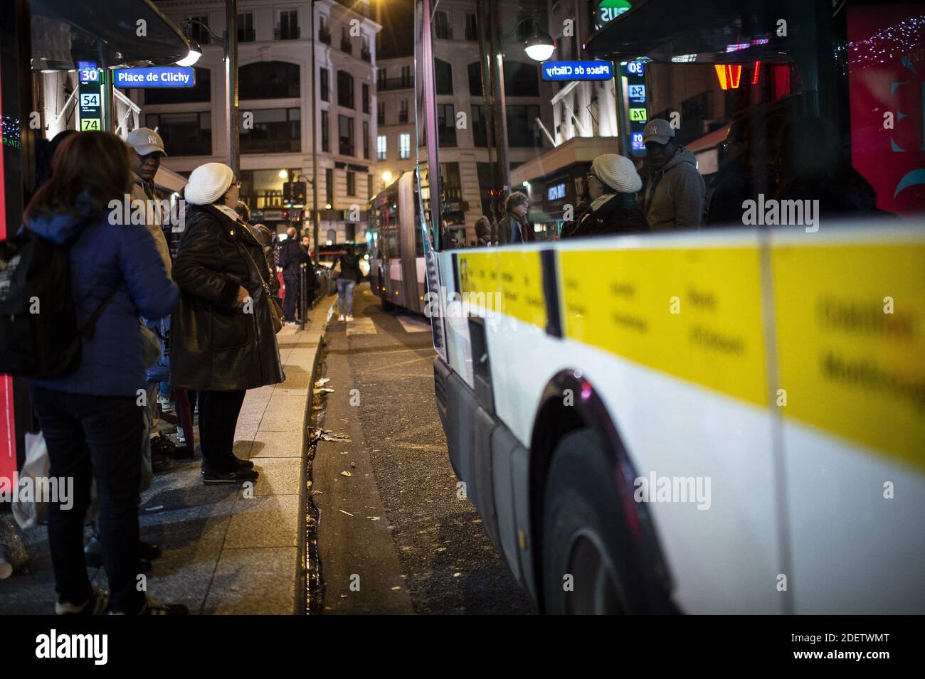 L'illustrazione durante uno sciopero dell'operatore di trasporti pubblici di Parigi RATP e dei dipendenti della compagnia ferroviaria statale francese SNCF sul piano del governo francese di rivedere il sistema pensionistico del paese a Parigi il 16 dicembre 2019. Foto di Eliot Blondt/ABACAPRESS.COM Foto Stock