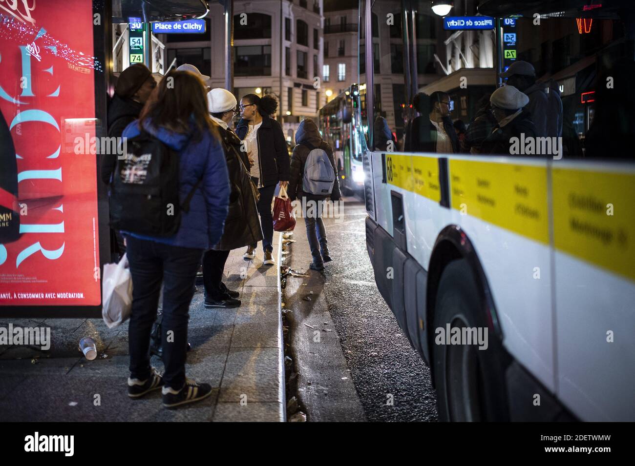 L'illustrazione durante uno sciopero dell'operatore di trasporti pubblici di Parigi RATP e dei dipendenti della compagnia ferroviaria statale francese SNCF sul piano del governo francese di rivedere il sistema pensionistico del paese a Parigi il 16 dicembre 2019. Foto di Eliot Blondt/ABACAPRESS.COM Foto Stock