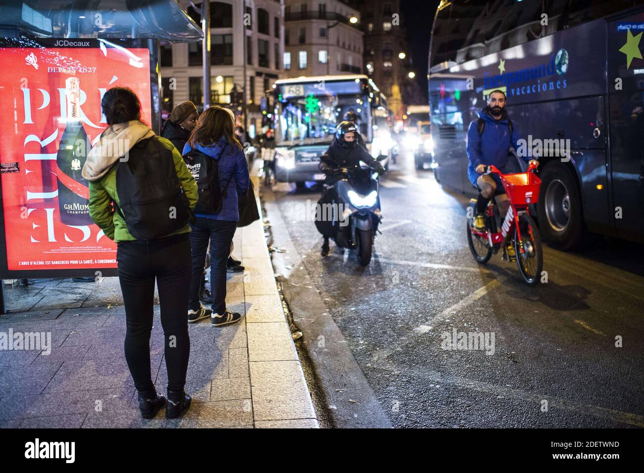 Persone in moto durante uno sciopero dell'operatore di trasporti pubblici di Parigi RATP e dei dipendenti della compagnia ferroviaria statale francese SNCF sul piano del governo francese di rivedere il sistema pensionistico del paese a Parigi il 16 dicembre 2019. Foto di Eliot Blondt/ABACAPRESS.COM Foto Stock