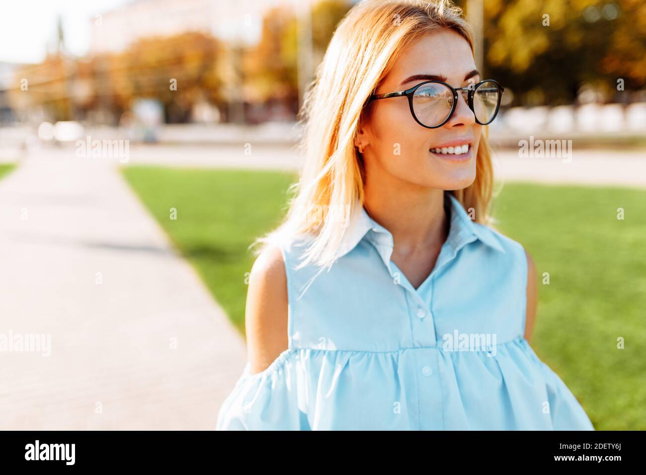 Ritratto di una bella ragazza con occhiali, una studentessa che passeggiava nel Parco, di buon umore Foto Stock