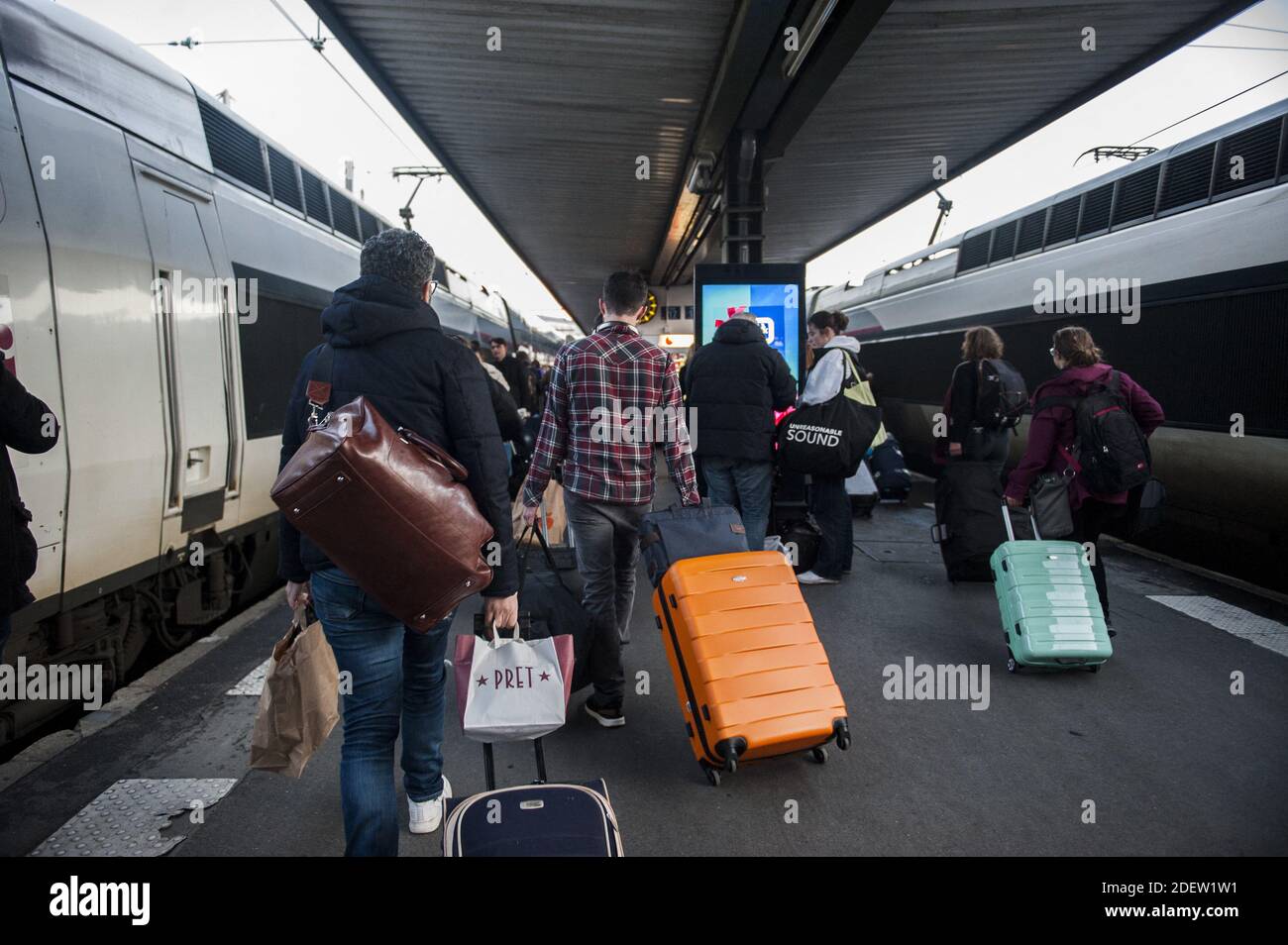 I viaggiatori cercano di prendere un treno alla stazione ferroviaria Gare de Lyon di Parigi, Francia, il 20 dicembre 2019, il 16° giorno di uno sciopero multisettoriale a livello nazionale contro la revisione delle pensioni del governo. Sarà un altro fine settimana di servizi di trasporto limitati, in quanto migliaia di persone in Francia tenteranno di partire per le loro vacanze di Natale. Tuttavia, l'azione di sciopero in corso ha limitato notevolmente il servizio sulle ferrovie, mentre le strade dovrebbero essere estremamente falliche, in quanto molte persone scelgono di guidare invece. Foto di Magali Cohen/ABACAPRESS.COM Foto Stock