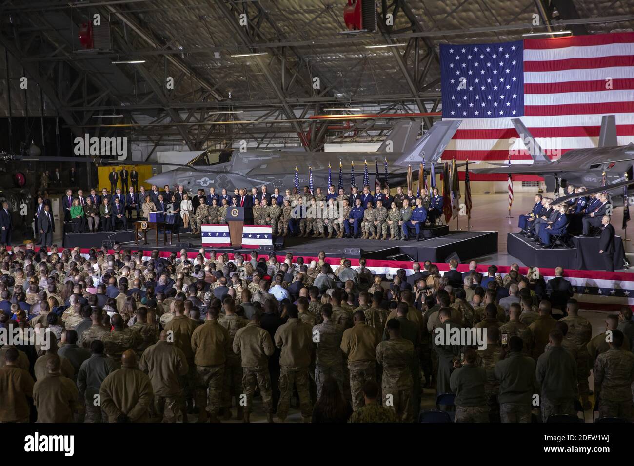 Il presidente AMERICANO Donald J. Trump partecipa alla cerimonia di firma del National Defense Authorization Act per l'anno fiscale 2020 all'interno di Hangar Six presso la Joint base Andrews a Suitland, Maryland, USA, 20 dicembre 2019. Il progetto di finanziamento militare da 738 miliardi di dollari include la creazione della 'Space Force'. Foto di Erik S. Lesser/piscina/ABACAPRESS.COM Foto Stock