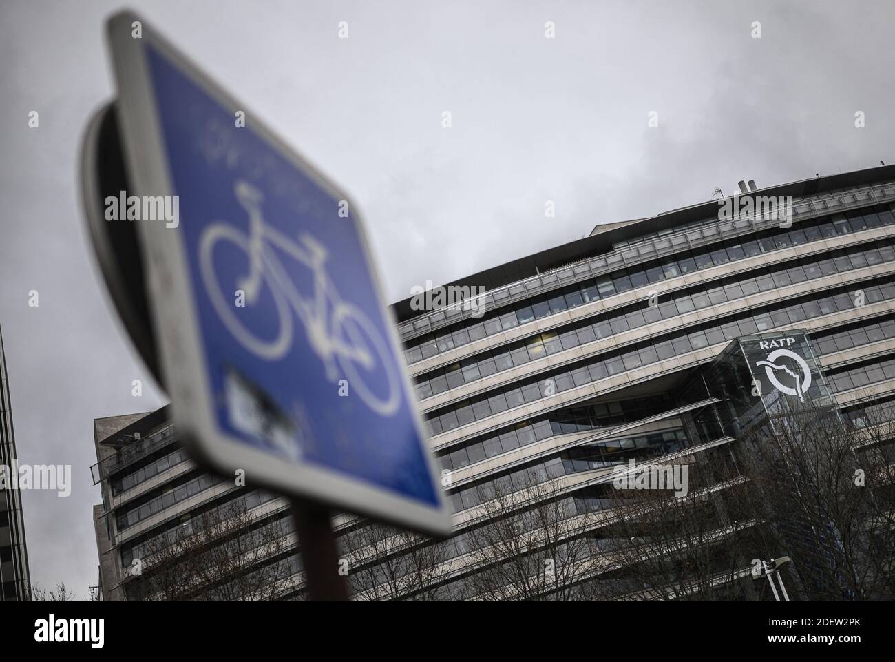 Illustrazione sede centrale RATP ( HQ ) il 27 dicembre 2019 a Parigi durante uno sciopero dei mezzi pubblici. Tutti i sindacati della RATP, l'autorità parigina dei trasporti che gestisce le linee metropolitane della capitale, hanno iniziato uno sciopero il 5 dicembre per protestare contro la riforma dei regimi pensionistici e la fine dei loro regimi speciali. Foto di Eliot Blondt/ABACAPRESS.COM Foto Stock