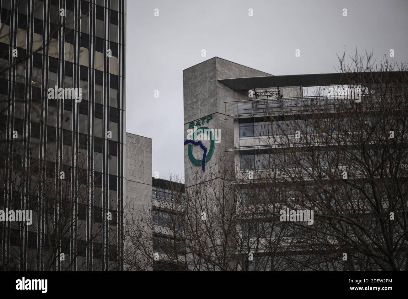 Illustrazione sede centrale RATP ( HQ ) il 27 dicembre 2019 a Parigi durante uno sciopero dei mezzi pubblici. Tutti i sindacati della RATP, l'autorità parigina dei trasporti che gestisce le linee metropolitane della capitale, hanno iniziato uno sciopero il 5 dicembre per protestare contro la riforma dei regimi pensionistici e la fine dei loro regimi speciali. Foto di Eliot Blondt/ABACAPRESS.COM Foto Stock