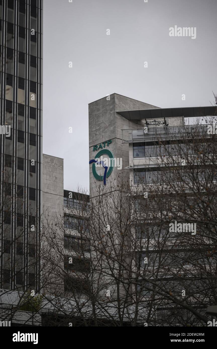 Illustrazione sede centrale RATP ( HQ ) il 27 dicembre 2019 a Parigi durante uno sciopero dei mezzi pubblici. Tutti i sindacati della RATP, l'autorità parigina dei trasporti che gestisce le linee metropolitane della capitale, hanno iniziato uno sciopero il 5 dicembre per protestare contro la riforma dei regimi pensionistici e la fine dei loro regimi speciali. Foto di Eliot Blondt/ABACAPRESS.COM Foto Stock
