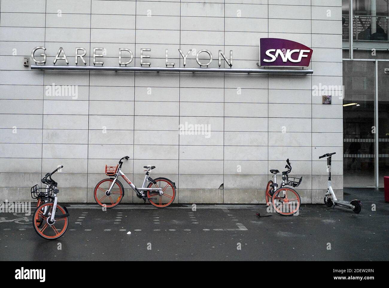 La gente cammina nella stazione della metropolitana Gare De Lyon il 27 dicembre 2019 a Parigi durante uno sciopero dei trasporti pubblici. Tutti i sindacati della RATP, l'autorità parigina dei trasporti che gestisce le linee metropolitane della capitale, hanno iniziato uno sciopero il 5 dicembre per protestare contro la riforma dei regimi pensionistici e la fine dei loro regimi speciali. Foto di Eliot Blondt/ABACAPRESS.COM Foto Stock