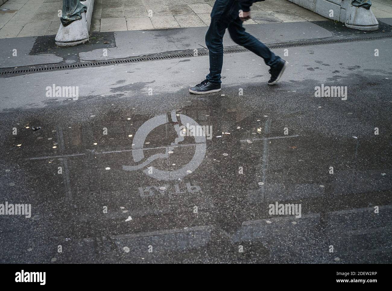 Illustrazione sede centrale RATP ( HQ ) il 27 dicembre 2019 a Parigi durante uno sciopero dei mezzi pubblici. Tutti i sindacati della RATP, l'autorità parigina dei trasporti che gestisce le linee metropolitane della capitale, hanno iniziato uno sciopero il 5 dicembre per protestare contro la riforma dei regimi pensionistici e la fine dei loro regimi speciali. Foto di Eliot Blondt/ABACAPRESS.COM Foto Stock