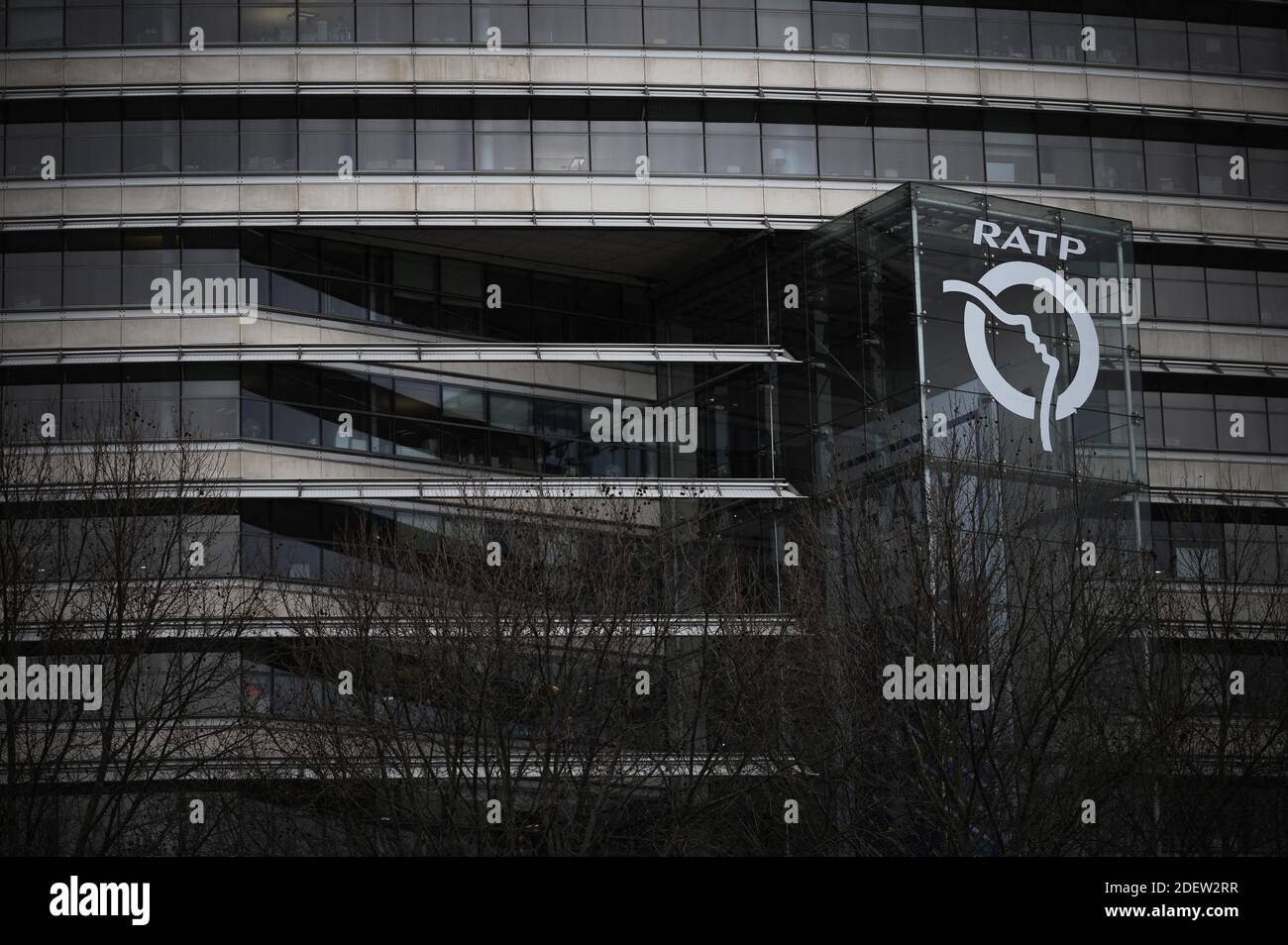 Illustrazione sede centrale RATP ( HQ ) il 27 dicembre 2019 a Parigi durante uno sciopero dei mezzi pubblici. Tutti i sindacati della RATP, l'autorità parigina dei trasporti che gestisce le linee metropolitane della capitale, hanno iniziato uno sciopero il 5 dicembre per protestare contro la riforma dei regimi pensionistici e la fine dei loro regimi speciali. Foto di Eliot Blondt/ABACAPRESS.COM Foto Stock
