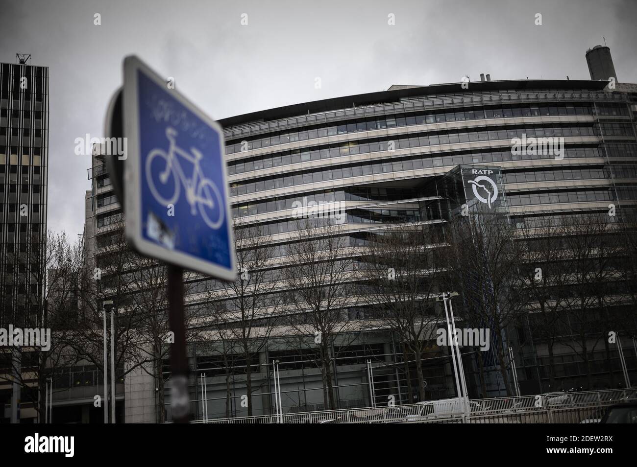 Illustrazione sede centrale RATP ( HQ ) il 27 dicembre 2019 a Parigi durante uno sciopero dei mezzi pubblici. Tutti i sindacati della RATP, l'autorità parigina dei trasporti che gestisce le linee metropolitane della capitale, hanno iniziato uno sciopero il 5 dicembre per protestare contro la riforma dei regimi pensionistici e la fine dei loro regimi speciali. Foto di Eliot Blondt/ABACAPRESS.COM Foto Stock