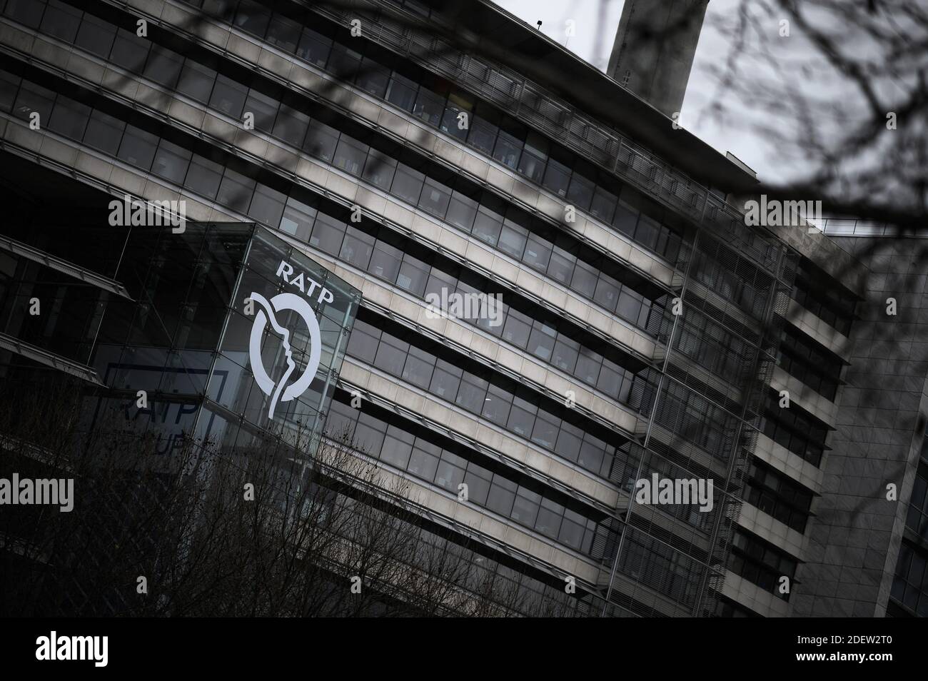 Illustrazione sede centrale RATP ( HQ ) il 27 dicembre 2019 a Parigi durante uno sciopero dei mezzi pubblici. Tutti i sindacati della RATP, l'autorità parigina dei trasporti che gestisce le linee metropolitane della capitale, hanno iniziato uno sciopero il 5 dicembre per protestare contro la riforma dei regimi pensionistici e la fine dei loro regimi speciali. Foto di Eliot Blondt/ABACAPRESS.COM Foto Stock