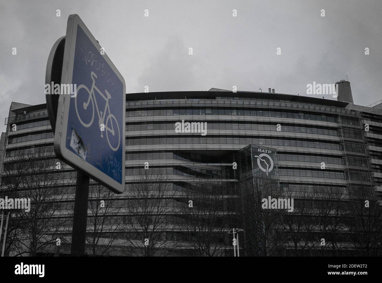 Illustrazione sede centrale RATP ( HQ ) il 27 dicembre 2019 a Parigi durante uno sciopero dei mezzi pubblici. Tutti i sindacati della RATP, l'autorità parigina dei trasporti che gestisce le linee metropolitane della capitale, hanno iniziato uno sciopero il 5 dicembre per protestare contro la riforma dei regimi pensionistici e la fine dei loro regimi speciali. Foto di Eliot Blondt/ABACAPRESS.COM Foto Stock