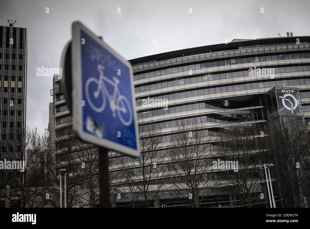 Illustrazione sede centrale RATP ( HQ ) il 27 dicembre 2019 a Parigi durante uno sciopero dei mezzi pubblici. Tutti i sindacati della RATP, l'autorità parigina dei trasporti che gestisce le linee metropolitane della capitale, hanno iniziato uno sciopero il 5 dicembre per protestare contro la riforma dei regimi pensionistici e la fine dei loro regimi speciali. Foto di Eliot Blondt/ABACAPRESS.COM Foto Stock