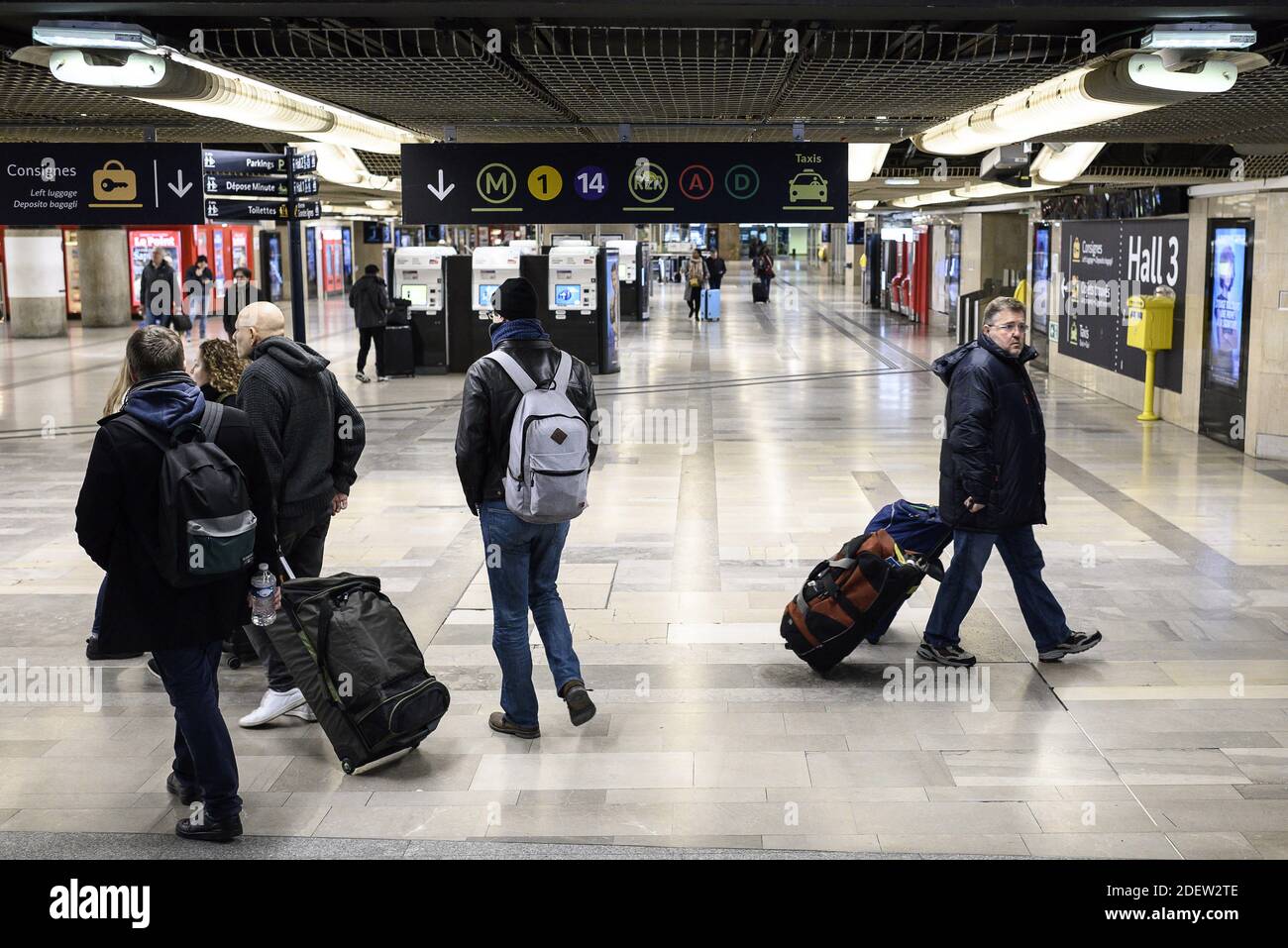La gente cammina nella stazione della metropolitana Gare De Lyon il 27 dicembre 2019 a Parigi durante uno sciopero dei trasporti pubblici. Tutti i sindacati della RATP, l'autorità parigina dei trasporti che gestisce le linee metropolitane della capitale, hanno iniziato uno sciopero il 5 dicembre per protestare contro la riforma dei regimi pensionistici e la fine dei loro regimi speciali. Foto di Eliot Blondt/ABACAPRESS.COM Foto Stock