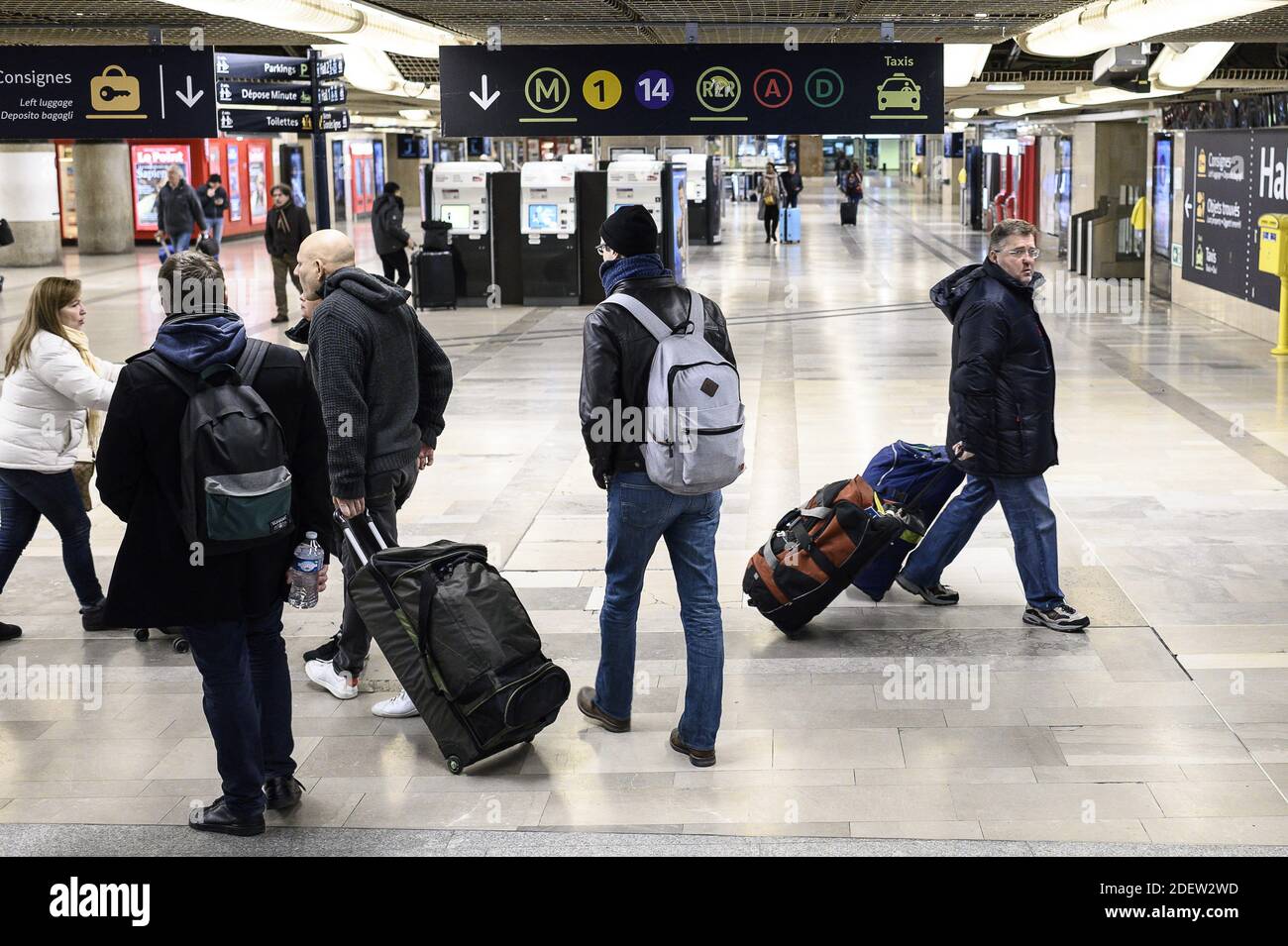 La gente cammina nella stazione della metropolitana Gare De Lyon il 27 dicembre 2019 a Parigi durante uno sciopero dei trasporti pubblici. Tutti i sindacati della RATP, l'autorità parigina dei trasporti che gestisce le linee metropolitane della capitale, hanno iniziato uno sciopero il 5 dicembre per protestare contro la riforma dei regimi pensionistici e la fine dei loro regimi speciali. Foto di Eliot Blondt/ABACAPRESS.COM Foto Stock