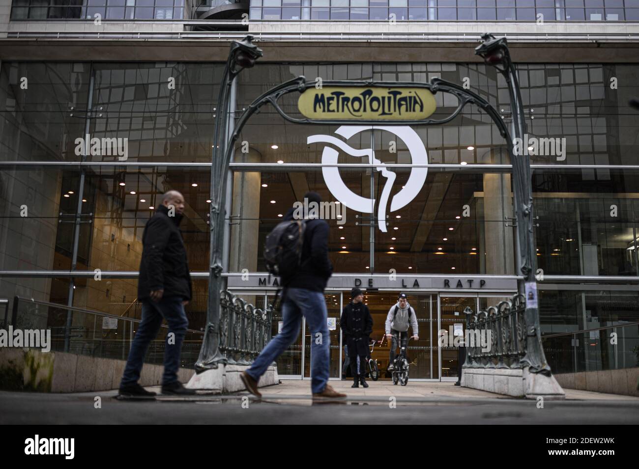 Illustrazione sede centrale RATP ( HQ ) il 27 dicembre 2019 a Parigi durante uno sciopero dei mezzi pubblici. Tutti i sindacati della RATP, l'autorità parigina dei trasporti che gestisce le linee metropolitane della capitale, hanno iniziato uno sciopero il 5 dicembre per protestare contro la riforma dei regimi pensionistici e la fine dei loro regimi speciali. Foto di Eliot Blondt/ABACAPRESS.COM Foto Stock