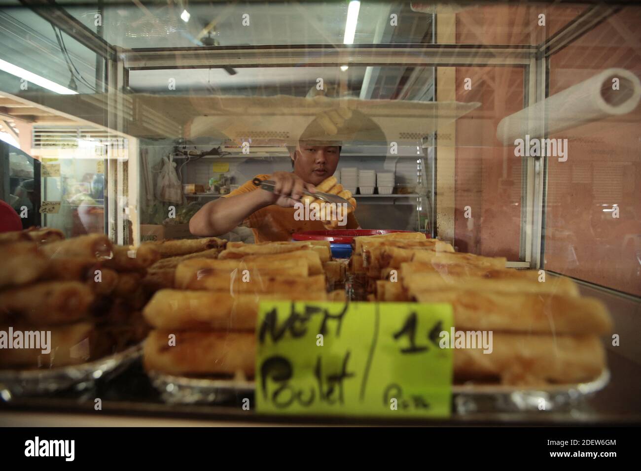 SAINT LAURENT DU MARONI, GUYANA FRANCESE - NOVEMBRE 13: Mercato di Hmongs nel novembre 13, 2019 a Saint Laurent Du Maroni, Guyana francese. Gli Hmong sono un popolo del Sud-est asiatico delle montagne che sono stati perseguitati per 40 anni dal Laos e dai gouvernements del Vietnam. Fu la guerra del Vietnam a rompere il loro isolamento. Dopo aver combattuto per la loro libertà con l'esercito francese nel 1950 e americano nel 1970 molti Hmong sono oggi rifugiati in Guyana francese e negli Stati Uniti.(Photo by Patrick Aventurier/ABACAPRESS.COM) Foto Stock