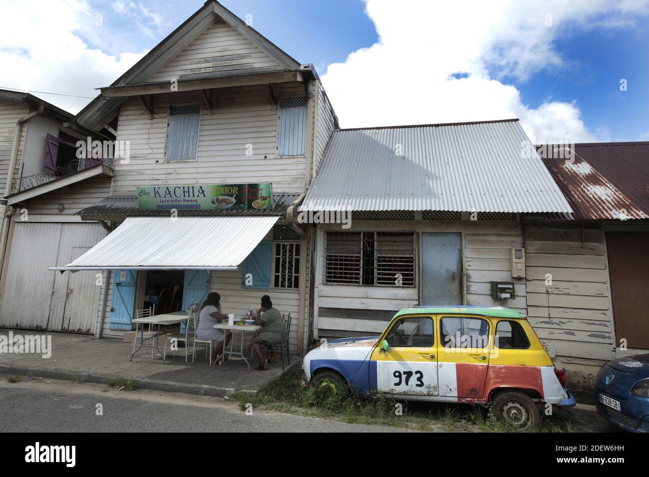 SAINT LAURENT DU MARONI, GUYANA FRANCESE - NOVEMBRE 13: Mercato di Hmongs nel novembre 13, 2019 a Saint Laurent Du Maroni, Guyana francese. Gli Hmong sono un popolo del Sud-est asiatico delle montagne che sono stati perseguitati per 40 anni dal Laos e dai gouvernements del Vietnam. Fu la guerra del Vietnam a rompere il loro isolamento. Dopo aver combattuto per la loro libertà con l'esercito francese nel 1950 e americano nel 1970 molti Hmong sono oggi rifugiati in Guyana francese e negli Stati Uniti.(Photo by Patrick Aventurier/ABACAPRESS.COM) Foto Stock