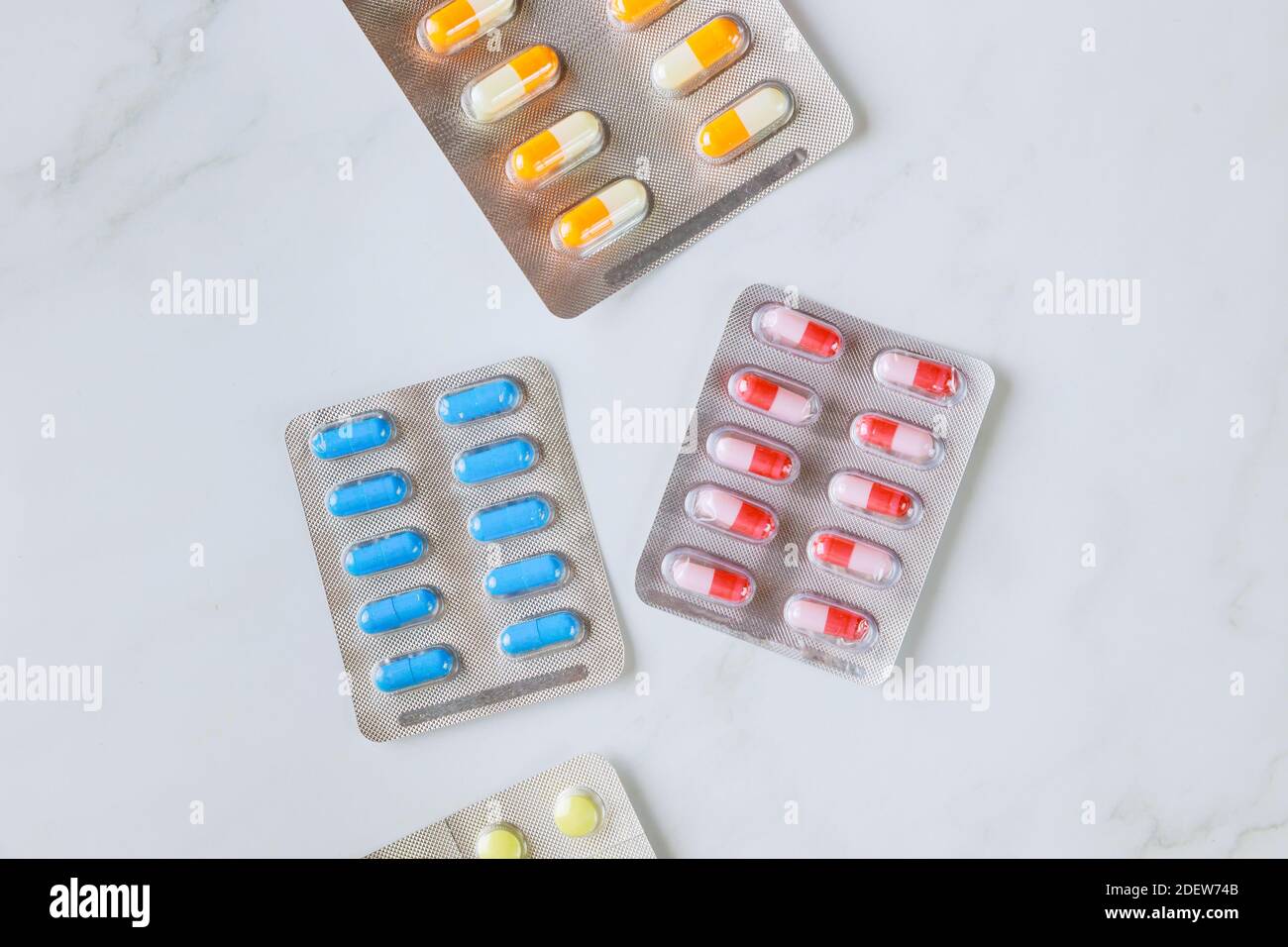Una pila di confezioni blister con una varietà di pillole e capsule Foto Stock