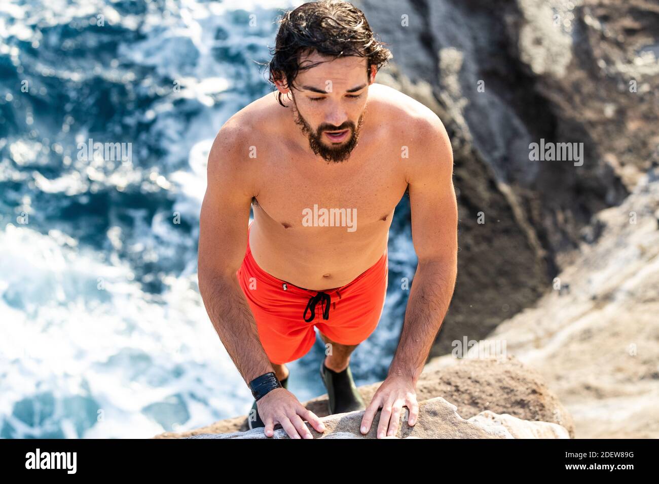 il ponticello maschio della scogliera si prepara a tuffarsi indietro nell'oceano alle hawaii Foto Stock