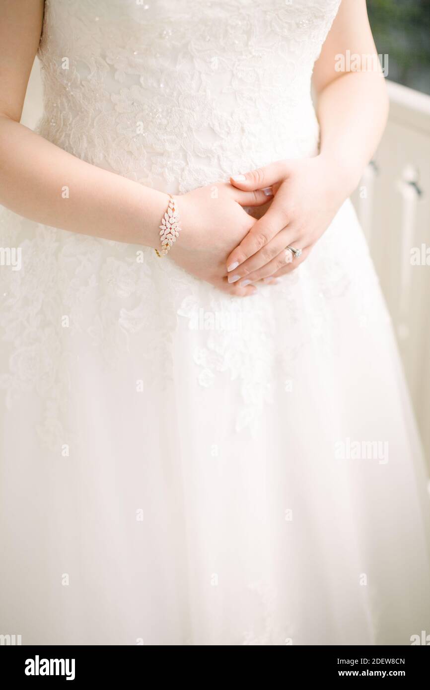 La sposa indossa un bracciale e un anello. Foto Stock
