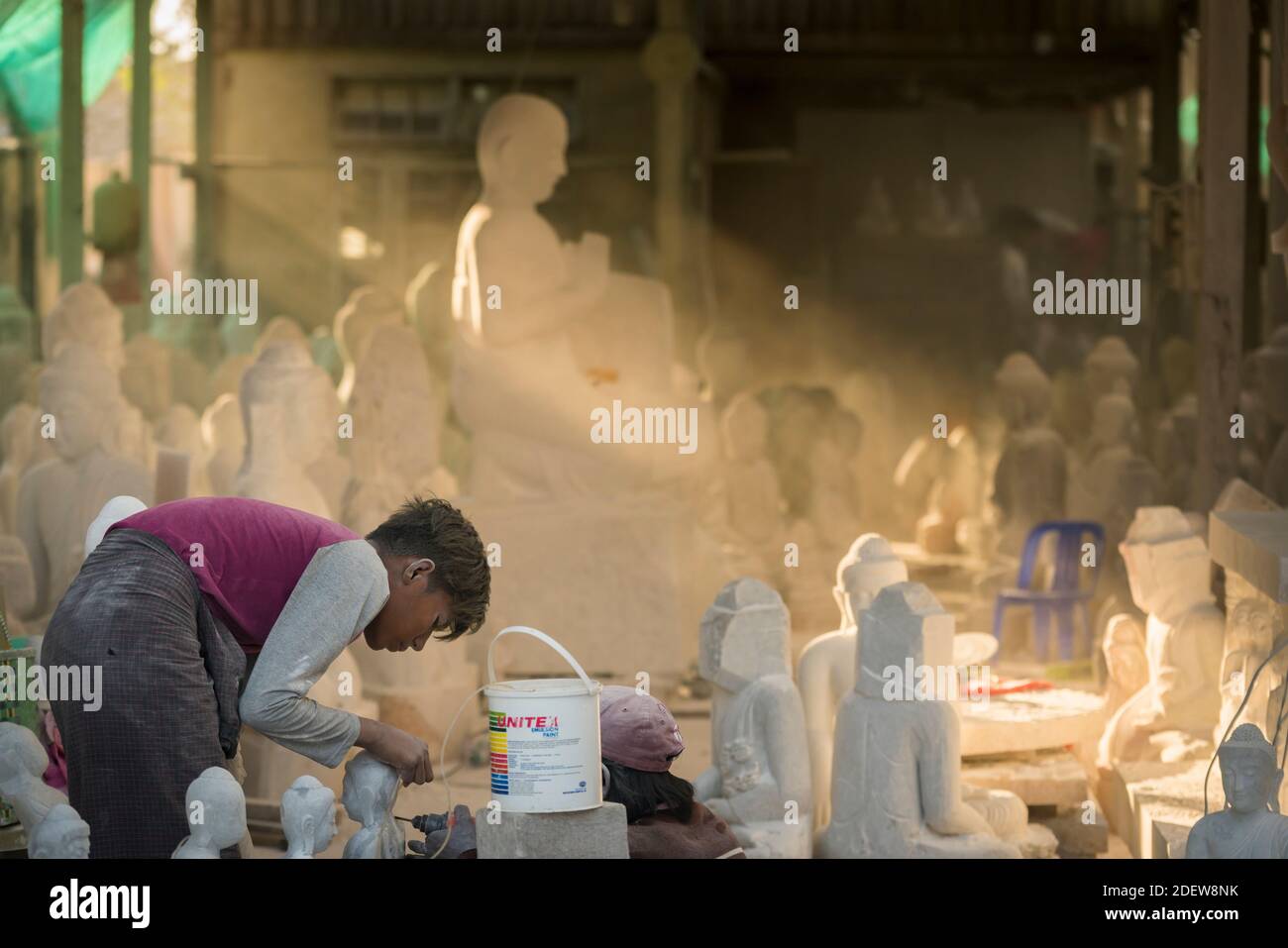 Giovani intagliatori di marmo scultura statua di Buddha, Mandalay, Myanmar Foto Stock