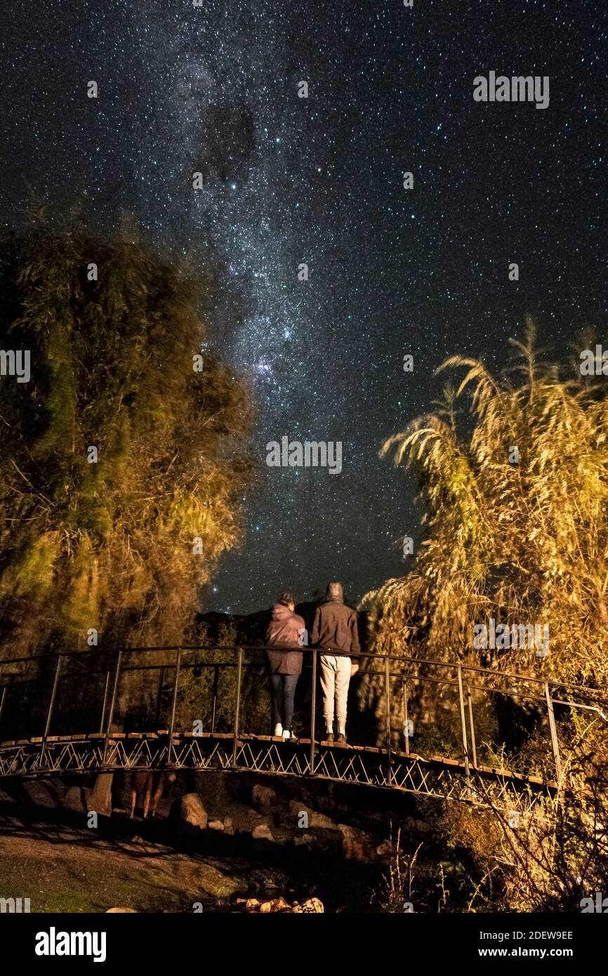 coppia che guarda il modo lattiginoso in montagna Foto Stock