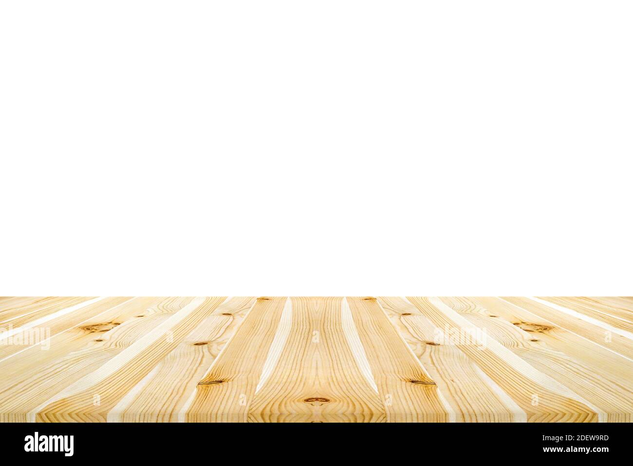 Svuotare il piano del tavolo o il contatore in legno chiaro pulito nuovo su sfondo bianco - può essere utilizzato per la visualizzazione di montage i vostri prodotti (cibo) Foto Stock