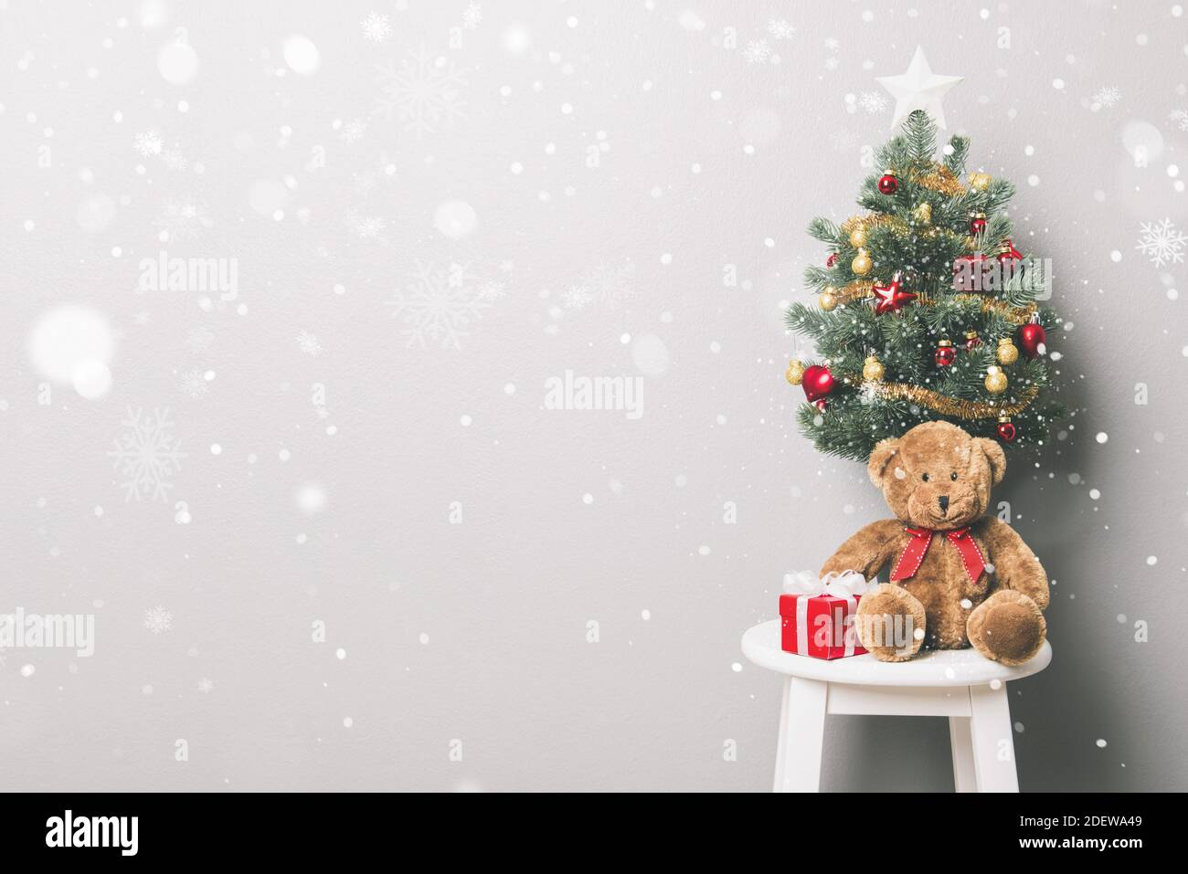 Grazioso piccolo dettaglio per la decorazione di albero di Natale. Piccola foglia  oro. Holiday wallpaper Foto stock - Alamy