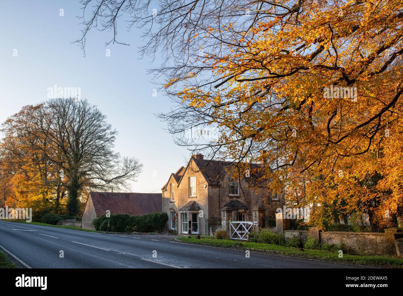 Il Lodge vicino a Little Barrington in autunno sera tramonto luce. Cotswolds, Gloucestershire, Inghilterra Foto Stock