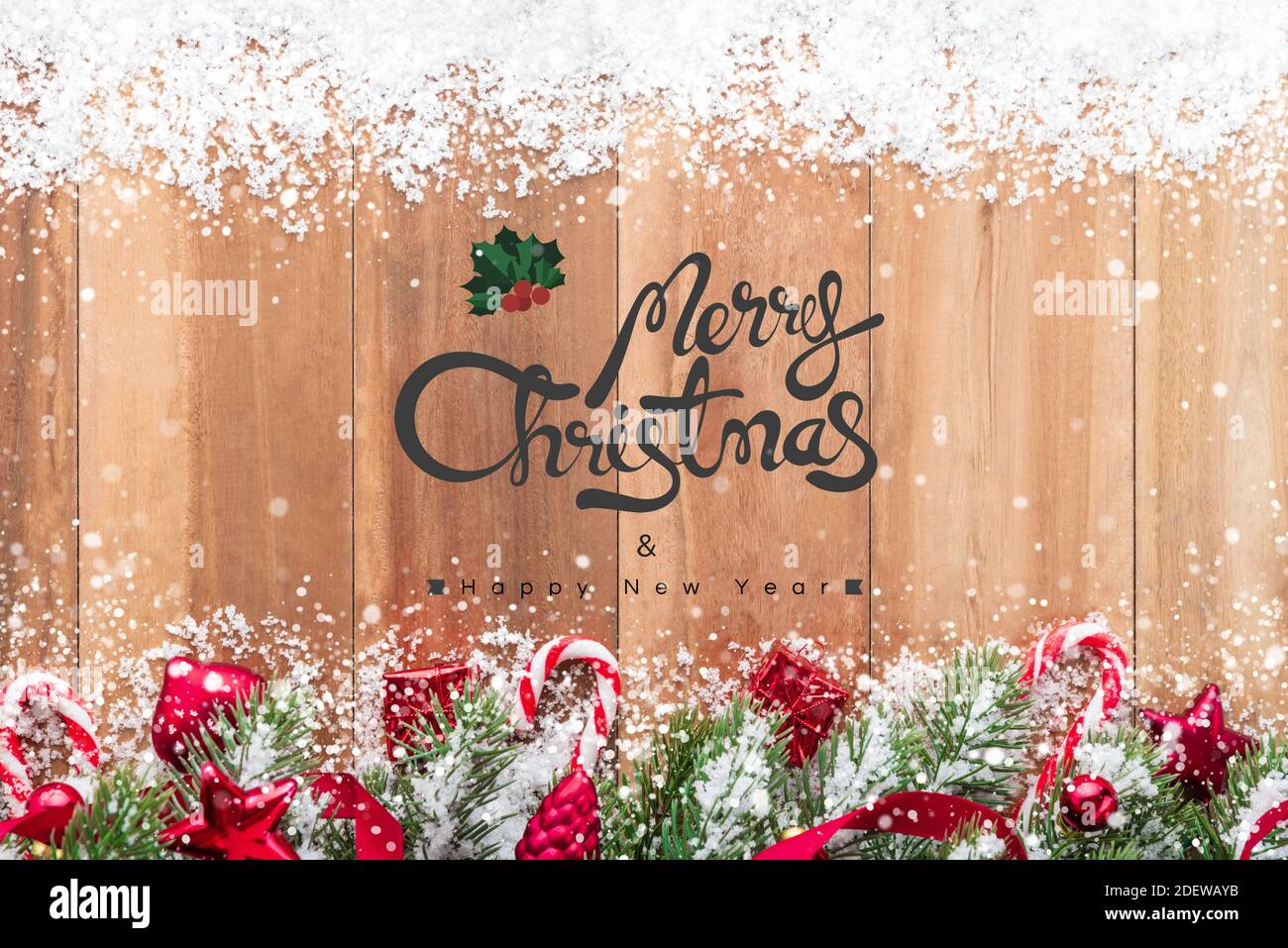 Buon Natale e felice anno nuovo testo con ornamenti decorativi su sfondo di legno Foto Stock