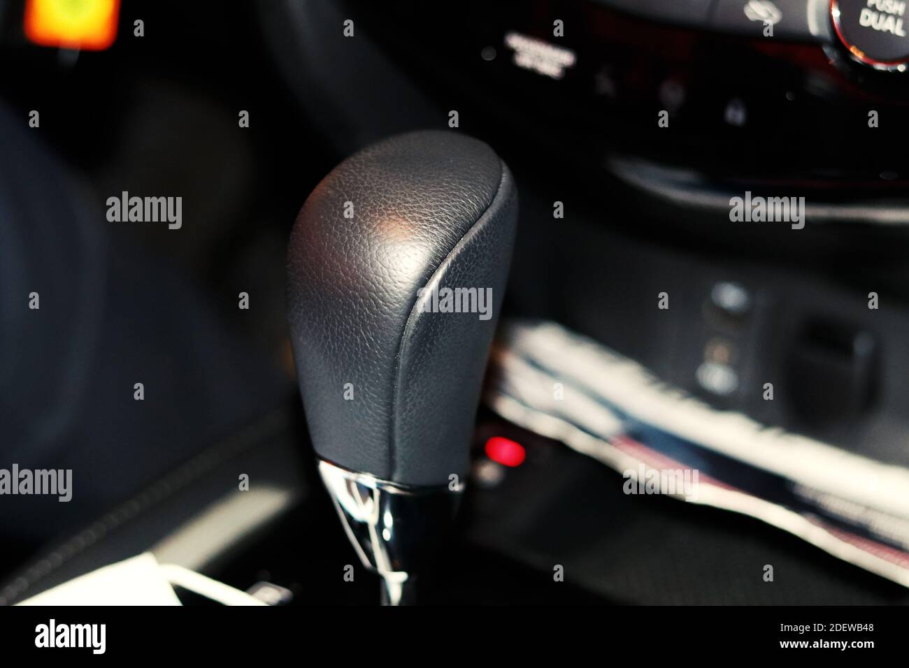 Leva del cambio nella vettura sullo sfondo del cruscotto Foto Stock