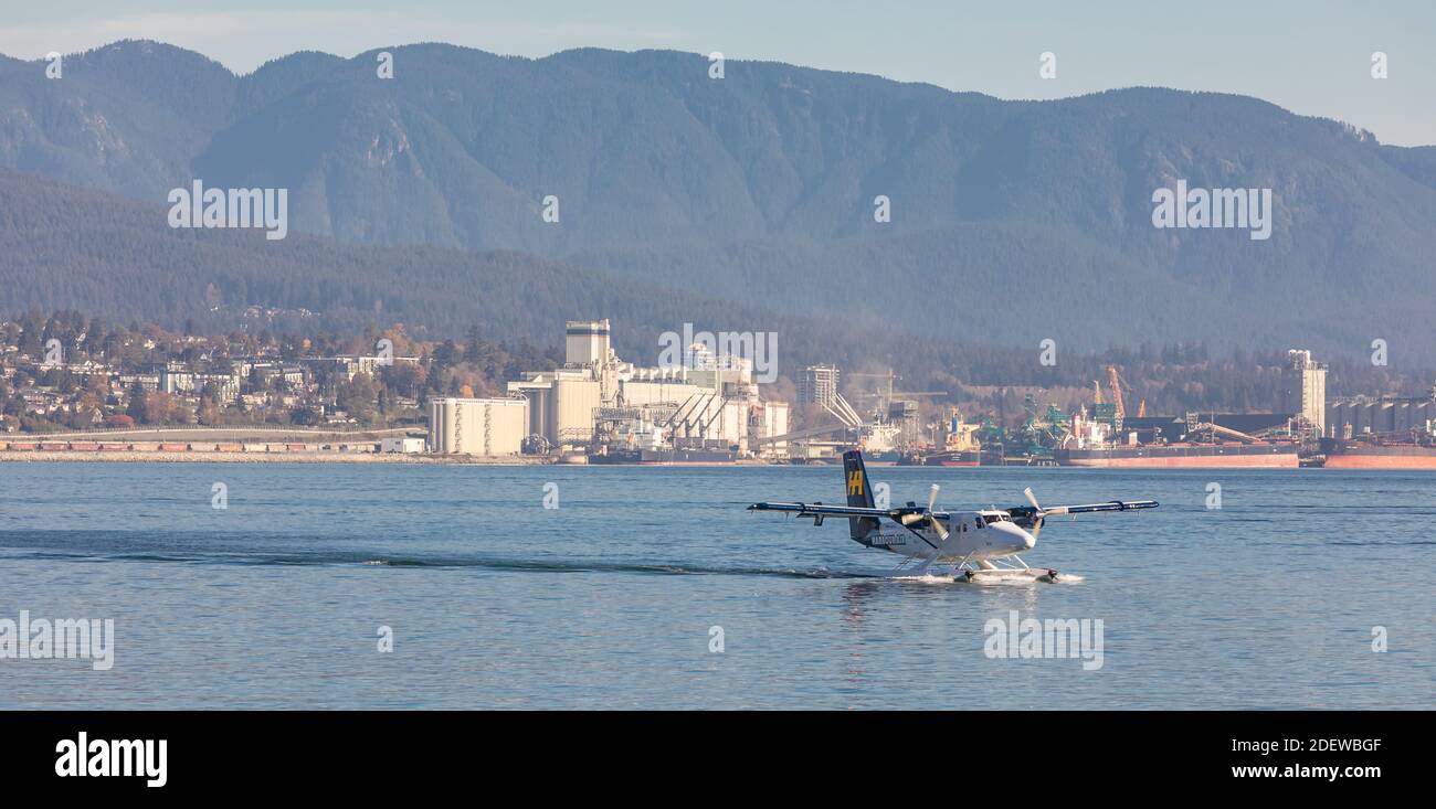 Splendida vista panoramica di un aereo a galleggiante del porto che decade dal porto sullo sfondo della città di Richmond, BC/Canada, ottobre 30,2020. Panorama. Foto Stock