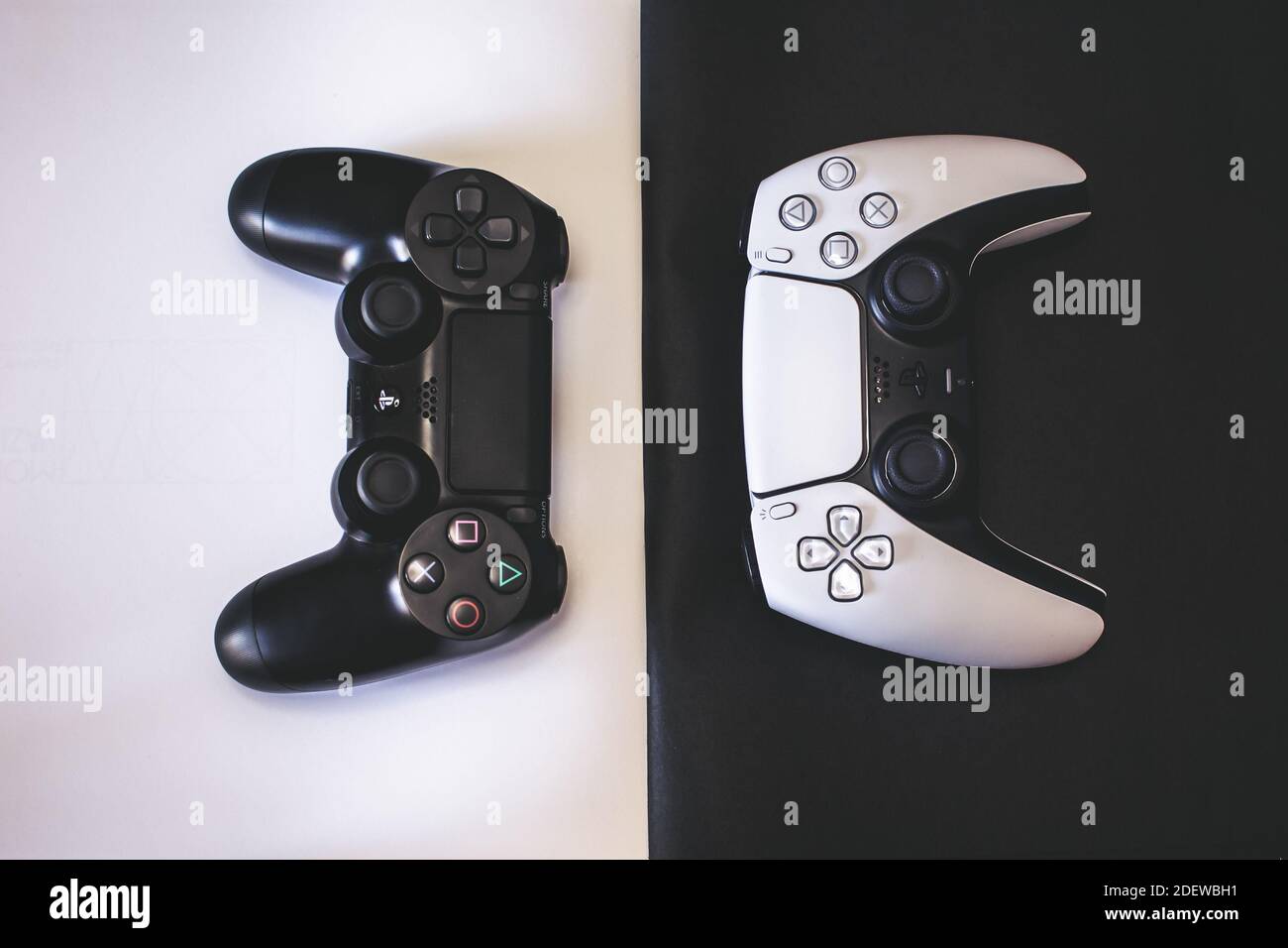 Controller DualSense per PlayStation 5 e controller DUALSHOCK 4 per PlayStation 4 Foto Stock