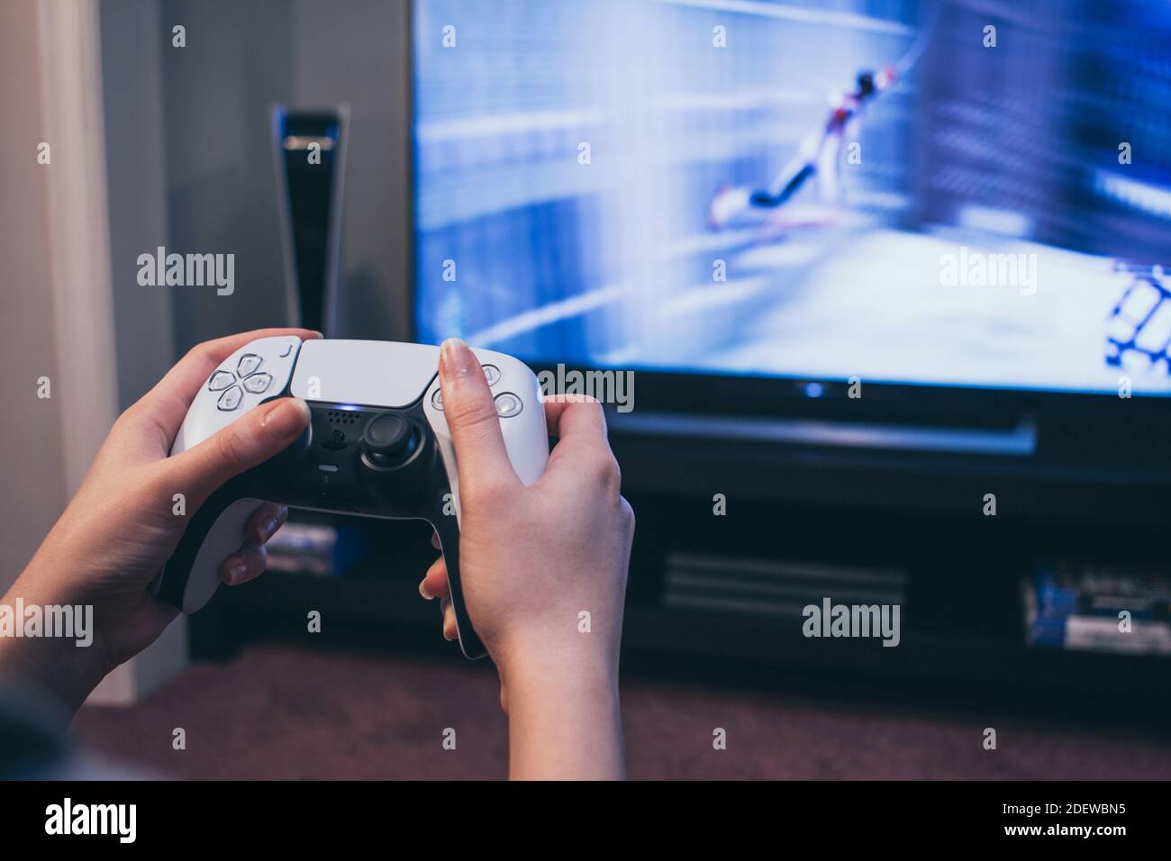 Persona che detiene il controller di gioco DualSense per PlayStation 5 Foto Stock