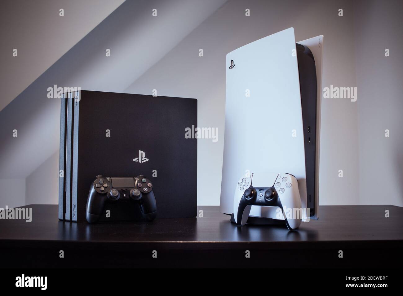 Console di gioco PlayStation 5 e PlayStation 4 Pro Foto Stock