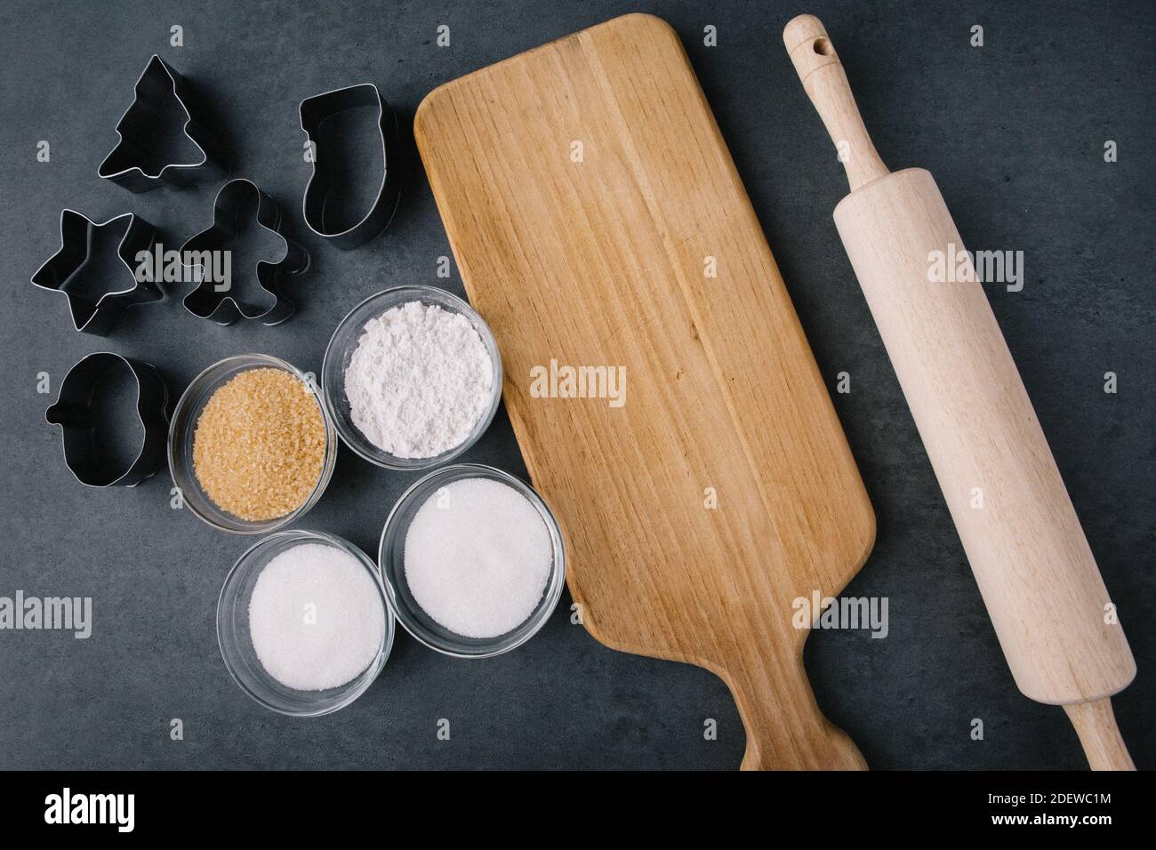 Frese per biscotti natalizi con tagliere e perno di rotolamento Grana ardesia scura Foto Stock