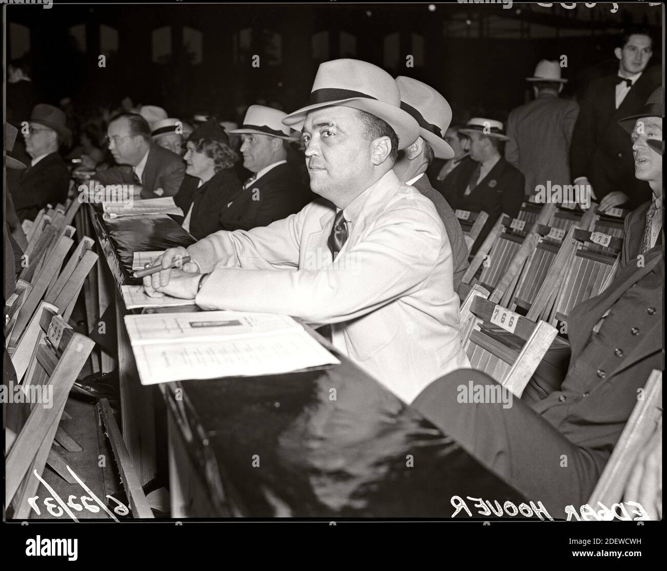 J. Edgar Hoover, della FBI, al Comiskey Park di Chicago, dove Joe Louis ha vinto il titolo di World Heavyweight Championship battendo James J. Braddock nell'ottava prova. 22 giugno 1937. Immagine da 4x5 pollici negativo. Foto Stock