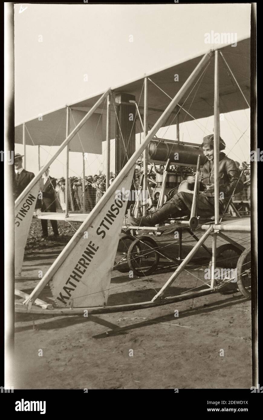 Katherine Stinson si trova nell'abitacolo di un biplano di Wright Brothers, intorno al 1915. Era una pioniera aviatrice americana e ottenne il certificato pilota nel 1912 all'età di 21 anni. Stinson ha stabilito molti record volanti per le manovre acrobatiche, la distanza e la resistenza. Immagine da 2.25 x 4.15 pollici negativo. Foto Stock