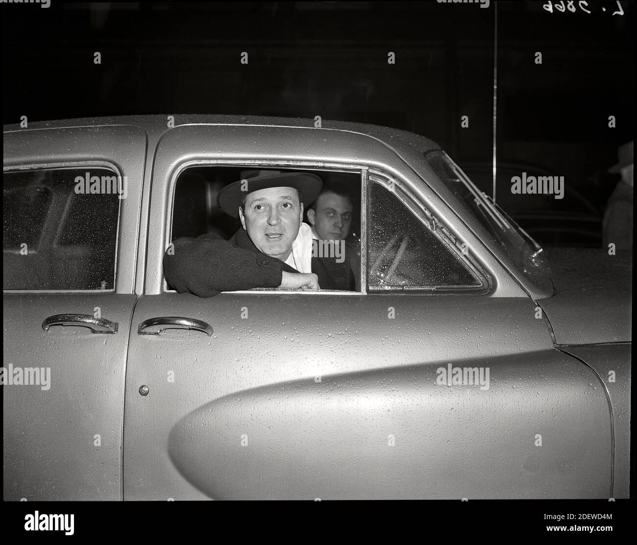 Preston Tucker imprenditore automobilistico in un'audizione federale a Chicago, Illinois. 21 febbraio 1949. Immagine da 4x5 pollici negativo. Foto Stock