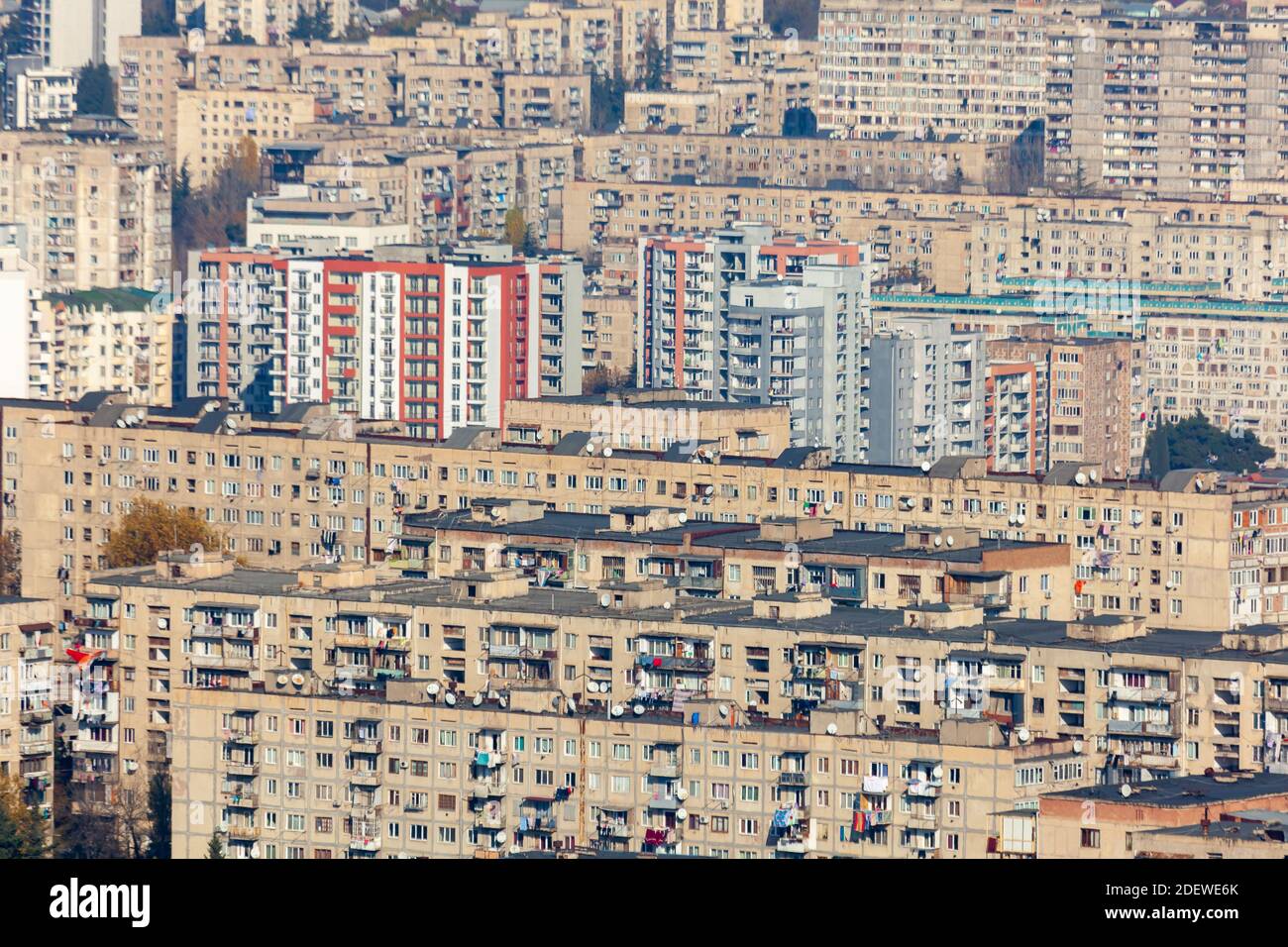 Tbilisi, Georgia - 28 novembre 2020: Vista delle zone residenziali di Tbilisi, paesaggio urbano Foto Stock