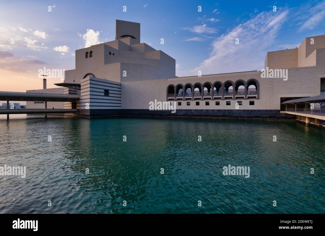 Museo d'Arte Islamica, Doha, Qatar al tramonto, vista esterna che mostra l'architettura moderna dell'edificio e le nuvole nel cielo sullo sfondo Foto Stock