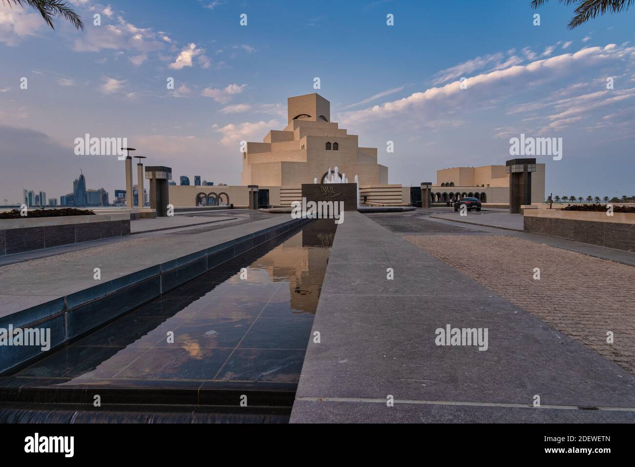 Museo d'Arte Islamica , Doha, Qatar in luce diurna esterno vista ad angolo basso con fontana in primo piano e nuvole nel cielo sullo sfondo Foto Stock