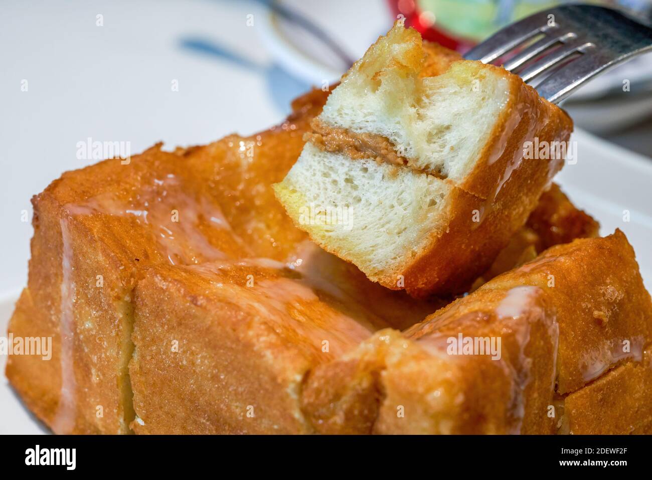 Dessert classico nel ristorante del tè di Hong Kong, toast occidentale fritti con latte condensato e salsa di arachidi Foto Stock