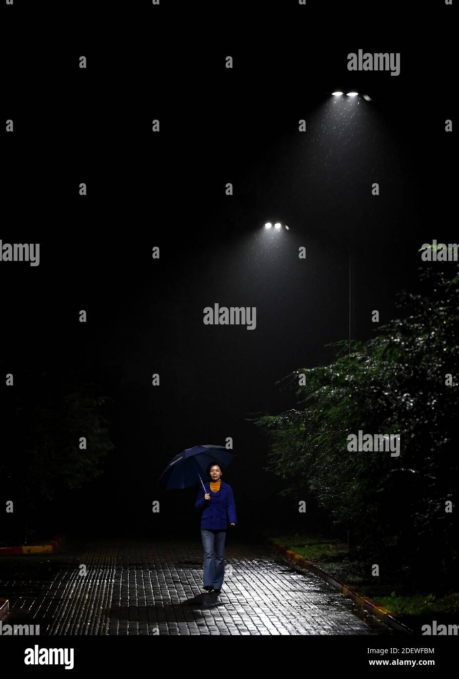 (201202) -- WUHU, 2 dicembre 2020 (Xinhua) -- Xi Wejing, capo della Scuola per ciechi di Wuhu, pattugliamenti alla scuola la sera a Wuhu City, provincia di Anhui, nella Cina orientale, 25 novembre 2020. I genitori di XI Wejing sono entrambi ipovedenti. Suo padre Xi Manqiao ha istituito una scuola privata per i non vedenti nel 1979, dedicando tutta la sua energia al lavoro della scuola. Dopo che suo padre morì di malattia nel 1994, Xi Wejing, allora nei suoi 20 anni, prese il peso e divenne il secondo capo della Scuola di Wuhu per i ciechi. Con il sostegno del governo locale, la Scuola per ciechi di Wuhu è stata rilocata Foto Stock