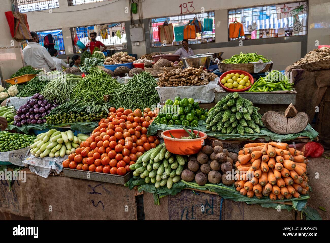 Goa India 11 novembre 2020 mostra di verdure fresche verdi per Vendita al mercato locale di Mapusa a Goa Foto Stock