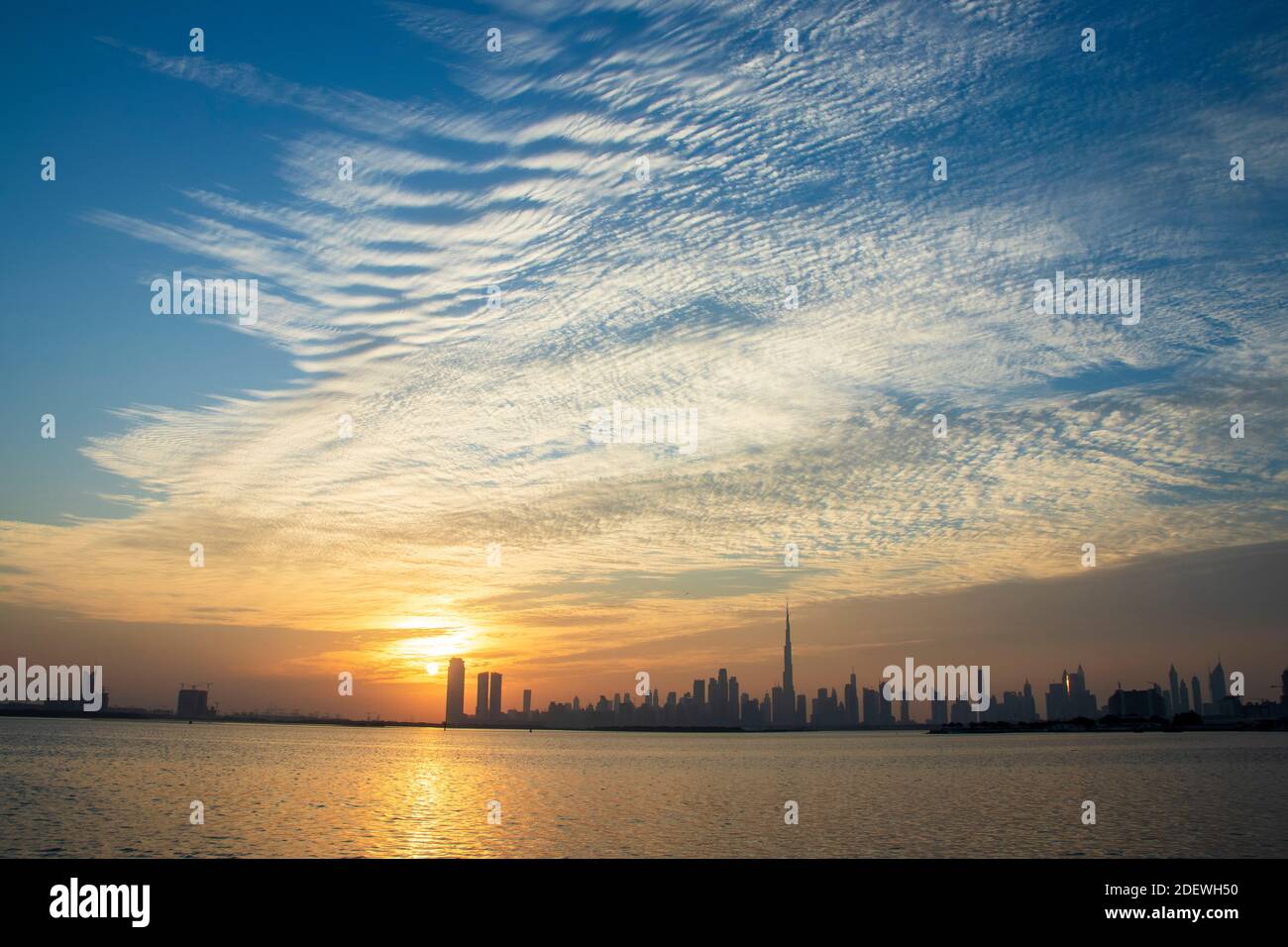 Spettacolare tramonto su una città di Dubai. EMIRATI ARABI UNITI. Foto Stock