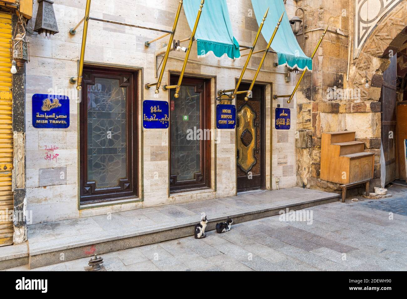 Cairo, Egitto - Giugno 26 2020: Moderna e famosa caffetteria Naguib Mahfouz, situata nella storica era Mamluk Khan al-Khalili famoso bazar e souq, chiuso durante il blocco del coronavirus Foto Stock