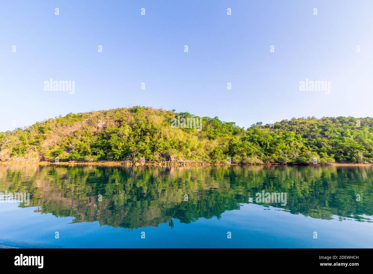 Colline riflesse su acque calme in un'isola di Palawan, Filippine Foto Stock