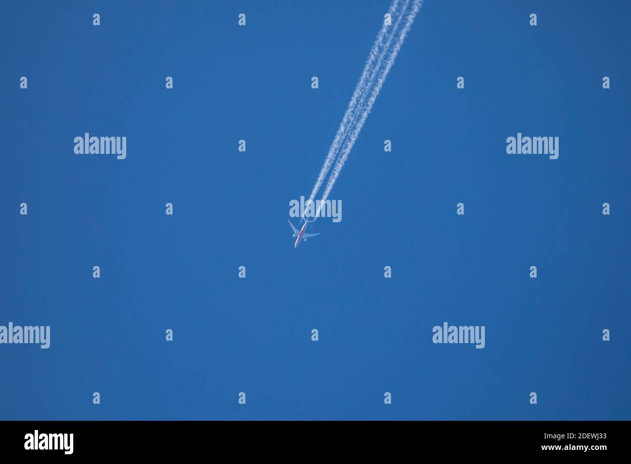 Contrails / Jet Vapor Trail di un aereo sul cielo. Foto Stock