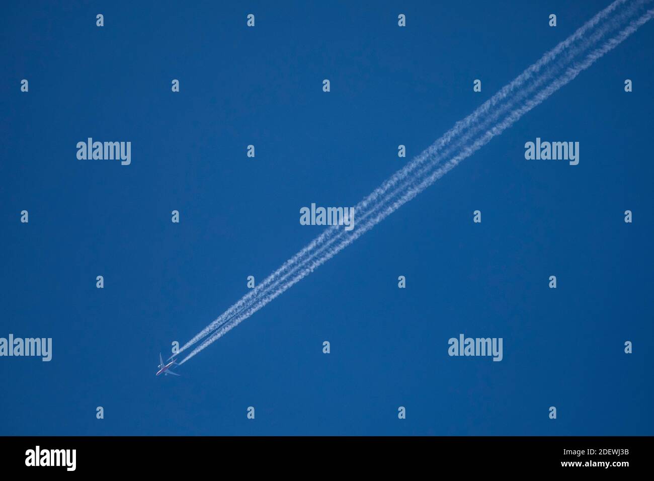 Contrails / Jet Vapor Trail di un aereo sul cielo. Foto Stock